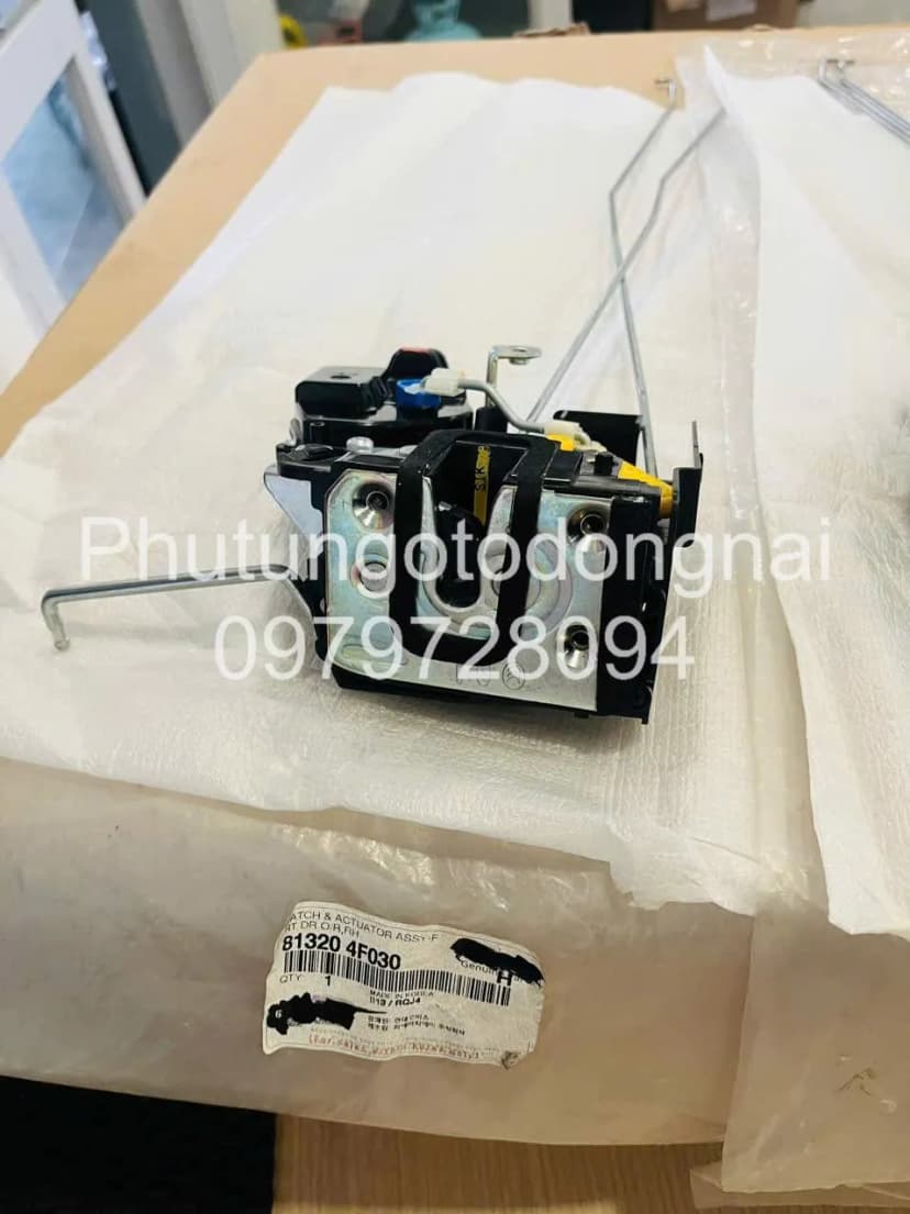 Phụ kiện 813204F030 ổ khóa ngậm cửa phải (zắc điện 5c)